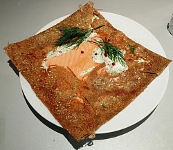 « La Grève Rose » saumon, crème ciboulette, emmental, citron, aneth et tomate confite 12€