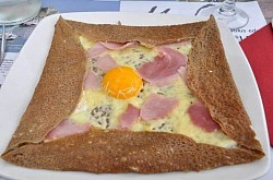 « La Complète » (jambon, œuf et fromage) 10€