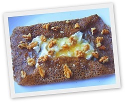 « La Brebis » (chèvre, noix du jardin, emmental et miel) 10€