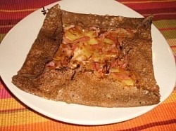 « La Villageoise » (emmental, champignons, lardons fumés et fondue d’oignon) 12€